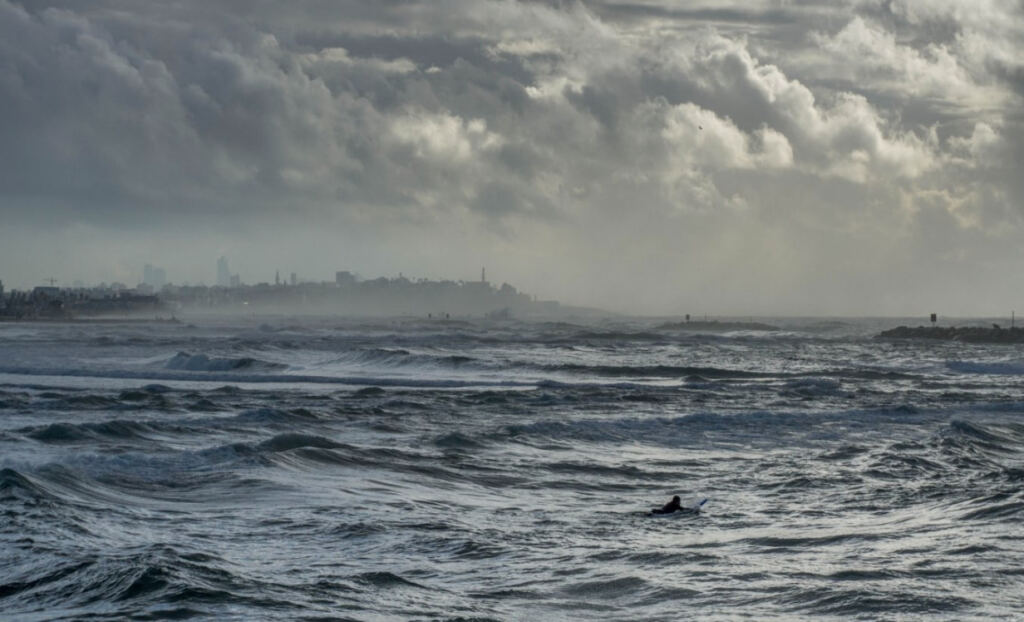 paessaggio con mare mosso 